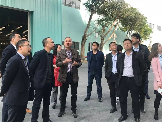 集团副总裁简润桐先生带领参观团了解新明珠绿色智能制造示范工厂